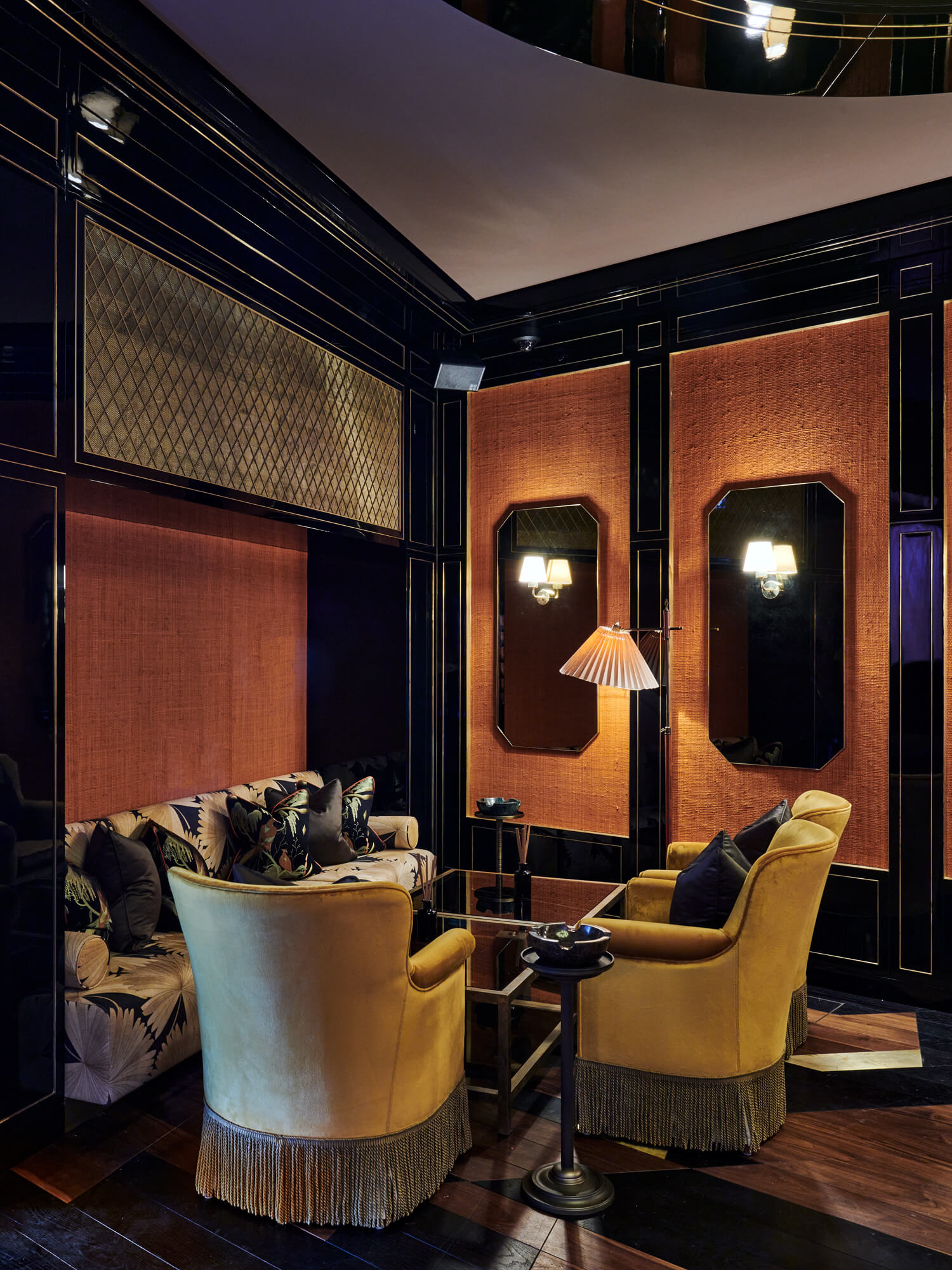 Oscuro inside left corner